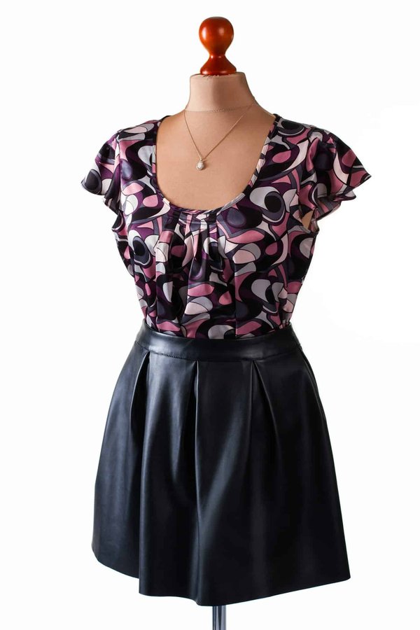 How to Select the Ideal Length and Cut for a Professional Skirt in Various Office Environments?