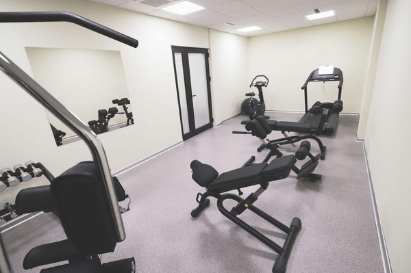 How Can You Design a Home Gym to Cater to Various Fitness Levels?