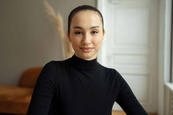 What Are the Key Tips for Wearing High-Waisted Trousers with Professional Tops?