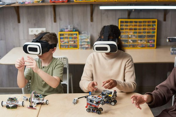 How Can Businesses Effectively Use Augmented Reality for Product Demonstrations and Tutorials?